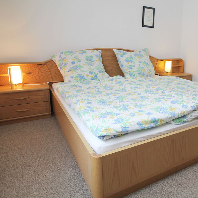 Schlafzimmer 1